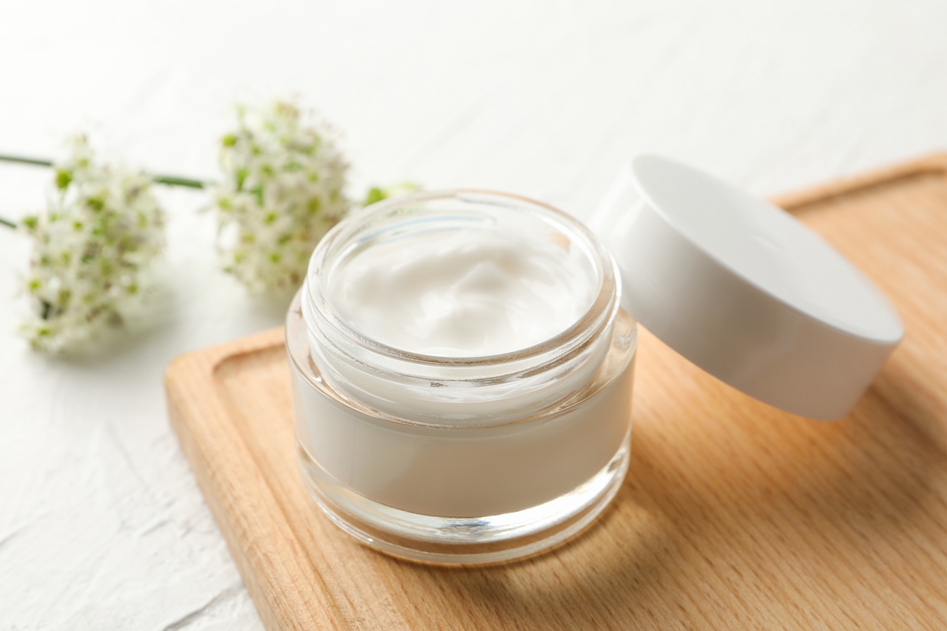 AdobeStock_289356011_pflegecreme_klein