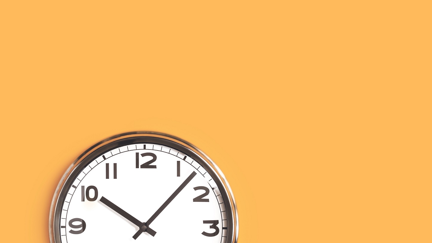 shutterstock_1721657587_wanduhr_low
