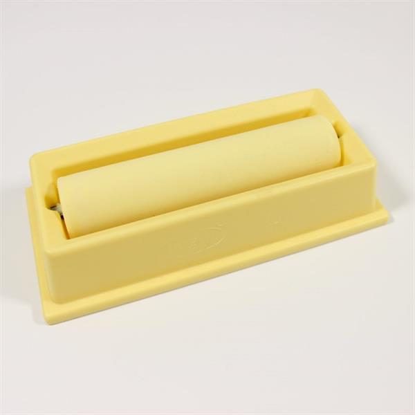 Assistance to lable jars, with coated roll to humidity rubberised labels
