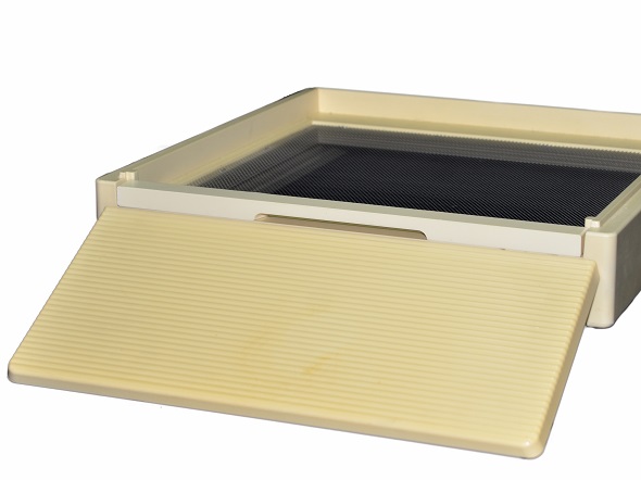 Dadant hive floor incl. slide for varroa screening and entrance block, material polyurethan