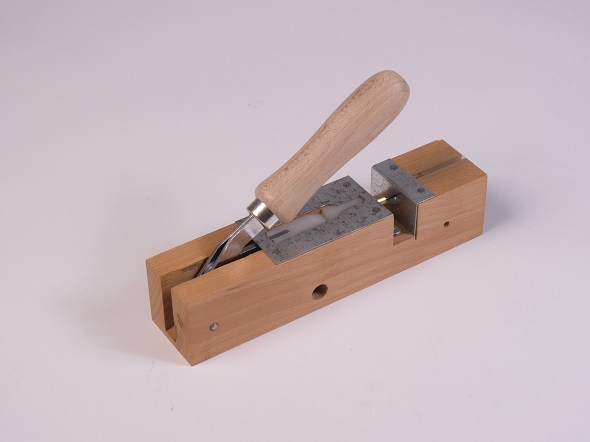 Hole punch with 1 spare needle