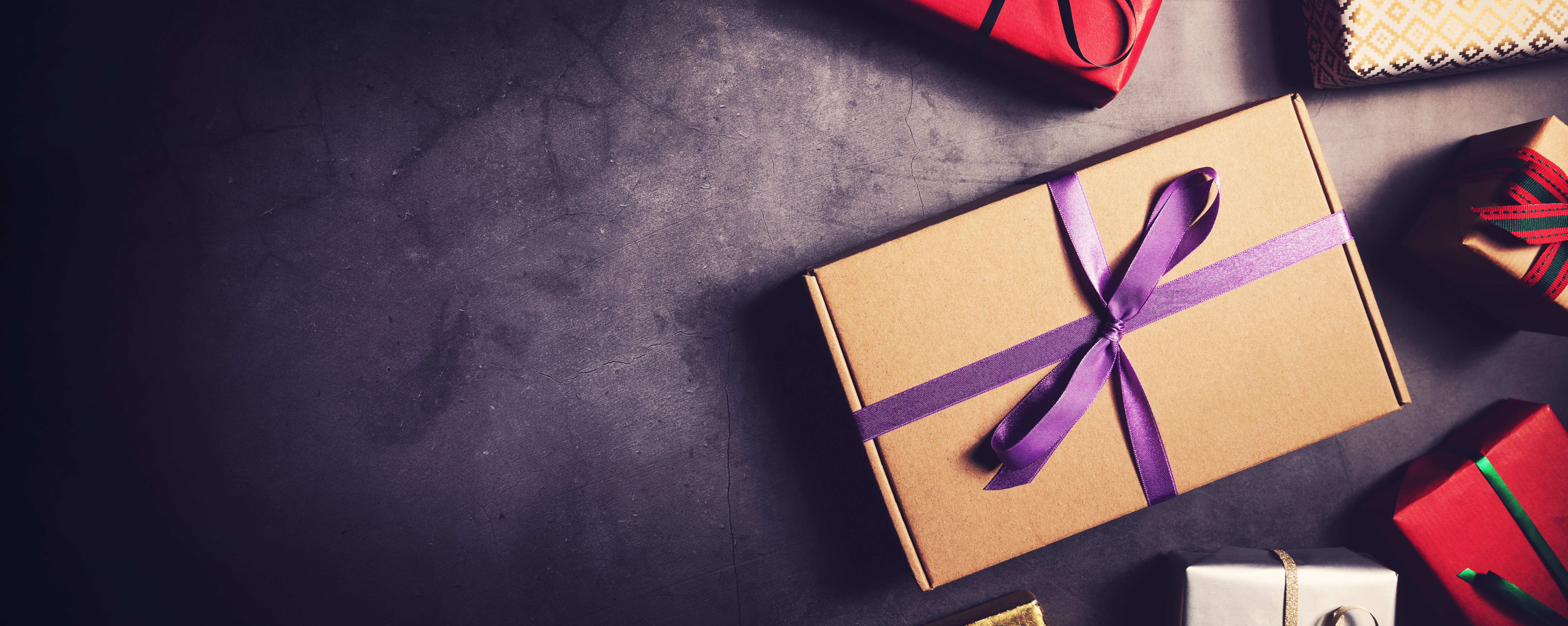 AdobeStock_381729669_geschenkkarton