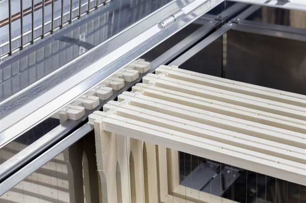 Frame holder for uncapping wax melter