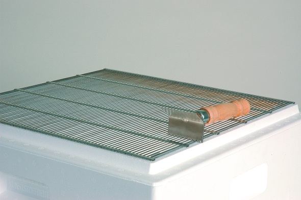 Reinigungskratzer für Metall-Absperrgitter Reinigungskratzer für Metall-Absperrgitter