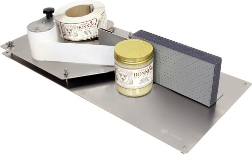 Manual label dispenser for self-adhesive labels