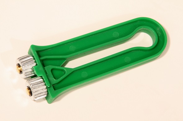 Wire clamp, tightens and crimps the wire